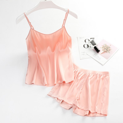 Ženska ljetna pidžama od majice na tanke naramenice i kratke hlačice