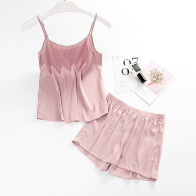 Ženska ljetna pidžama od majice na tanke naramenice i kratke hlačice