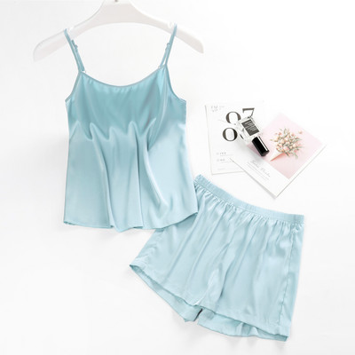 Ženska ljetna pidžama od majice na tanke naramenice i kratke hlačice