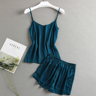 Ženska ljetna pidžama od majice na tanke naramenice i kratke hlačice