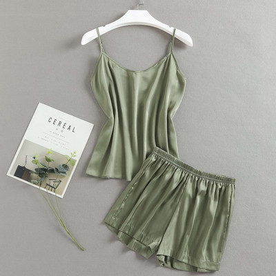 Ženska ljetna pidžama od majice na tanke naramenice i kratke hlačice