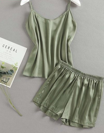 Ženska ljetna pidžama od majice na tanke naramenice i kratke hlačice