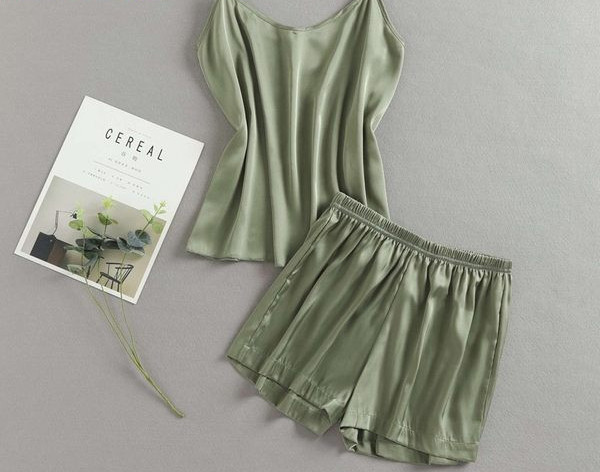 Ženska ljetna pidžama od majice na tanke naramenice i kratke hlačice