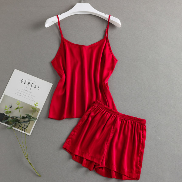 Ženska ljetna pidžama od majice na tanke naramenice i kratke hlačice