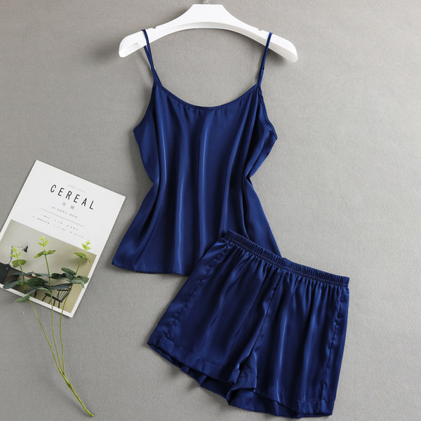 Ženska ljetna pidžama od majice na tanke naramenice i kratke hlačice