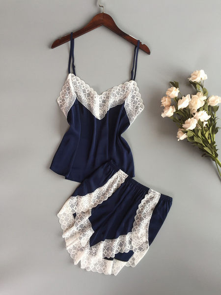 Ženska pidžama iz dva dijela - majica bez rukava i kratke hlače s čipkom