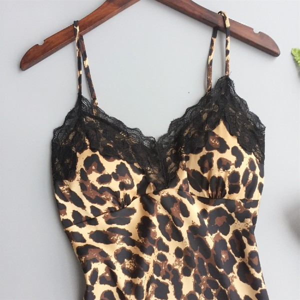 Moteriški naktiniai marškiniai su leopardo raštu ir plonomis petnešėlėmis