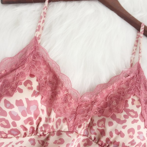 Moteriški naktiniai marškiniai su leopardo raštu ir plonomis petnešėlėmis