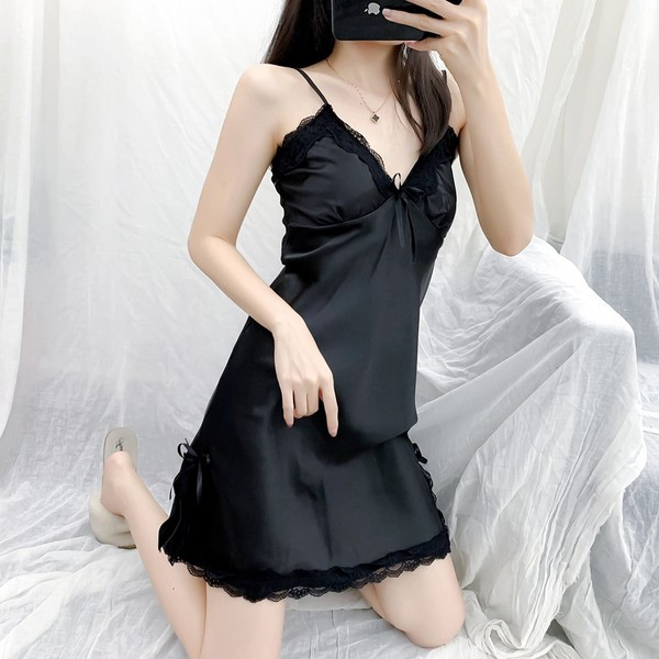 Ženska spavaćica na tanke naramenice i V izrez