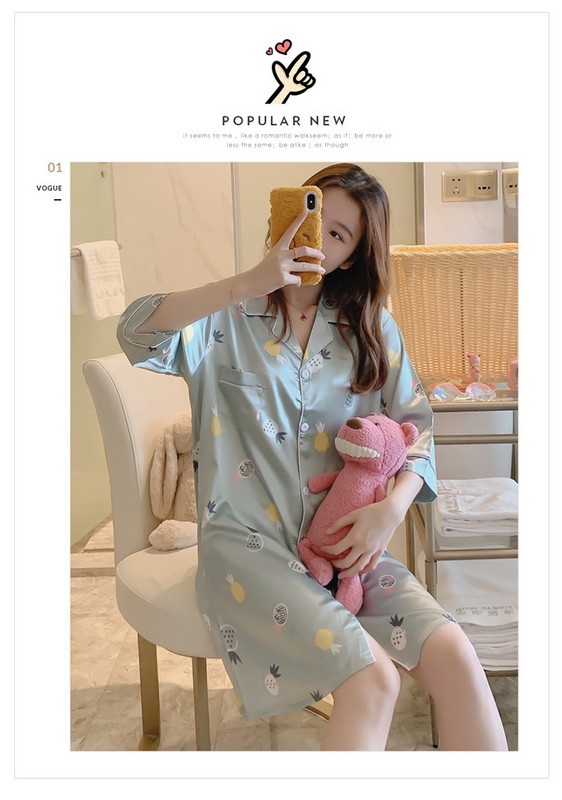 Ženska spavaćica s aplikacijom u boji i kopčanjem na gumbe