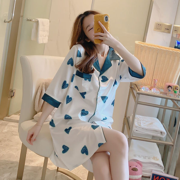 Ženska spavaćica s aplikacijom u boji i kopčanjem na gumbe