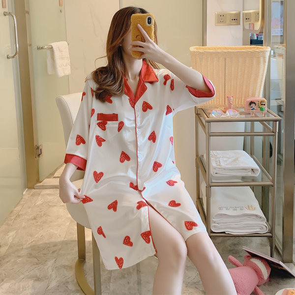 Ženska spavaćica s aplikacijom u boji i kopčanjem na gumbe