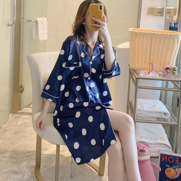 Ženska spavaćica s aplikacijom u boji i kopčanjem na gumbe