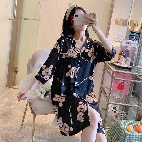 Ženska spavaćica s aplikacijom u boji i kopčanjem na gumbe