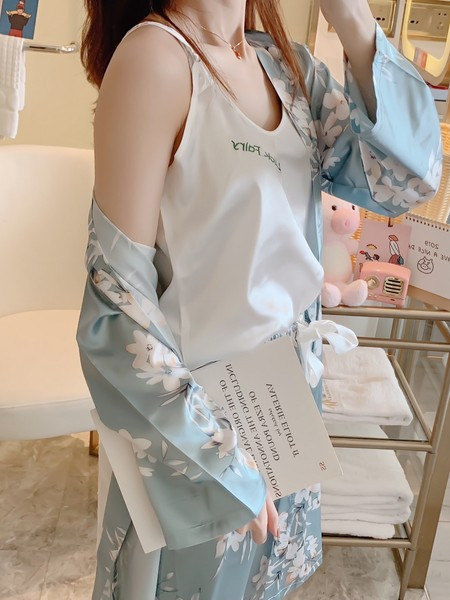 Satenska pidžama iz tri dijela sa cvjetnim uzorkom