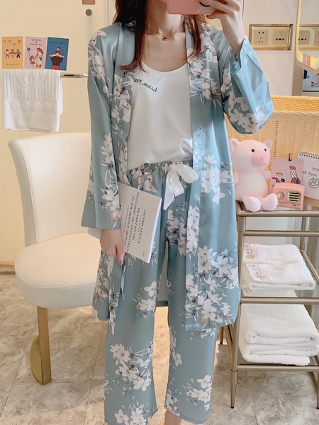 Satenska pidžama iz tri dijela sa cvjetnim uzorkom