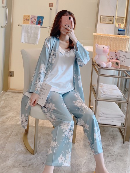 Satenska pidžama iz tri dijela sa cvjetnim uzorkom