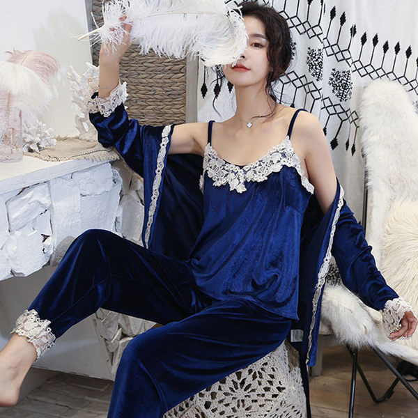 Ženska pidžama iz tri dijela sa čipkom