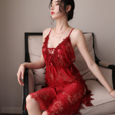 Ženska spavaćica od čipke na ukrštene naramenice