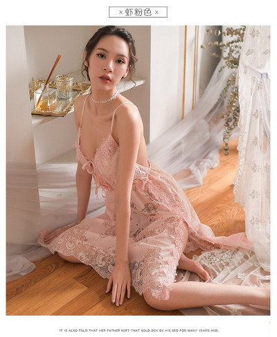 Ženska spavaćica od čipke na ukrštene naramenice