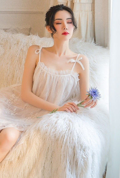 Moteriški nėriniuoti naktiniai kelių spalvų plonais petnešėlėmis