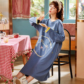 Ženska duga spavaćica široki model sa aplikacijom