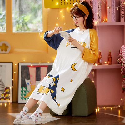 Ženska duga spavaćica široki model sa aplikacijom