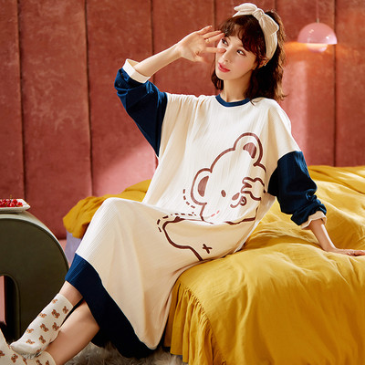 Ženska duga spavaćica široki model sa aplikacijom