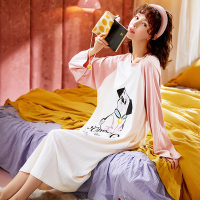 Ženska duga spavaćica široki model sa aplikacijom