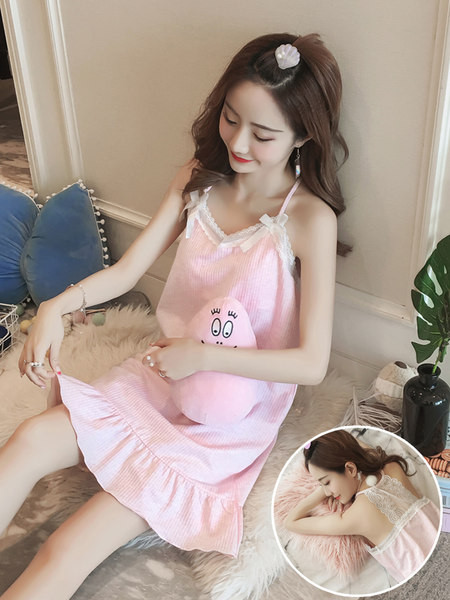 Moderna ženska spavaćica sa kratkim modelom od čipke