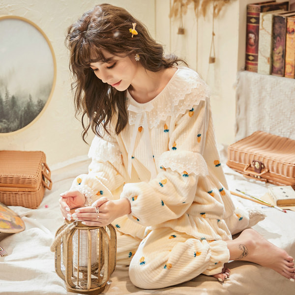 Baršunasta pidžama jesen-zima s čipkom i trakom