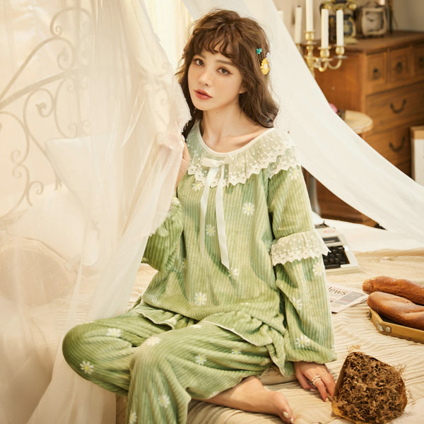 Baršunasta pidžama jesen-zima s čipkom i trakom