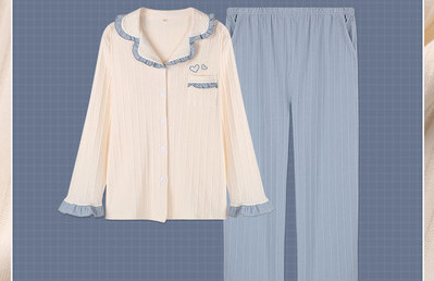 Ženska pidžama iz dva dijela na gumbe i lokne