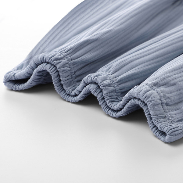 Ženska pidžama iz dva dijela na gumbe i lokne