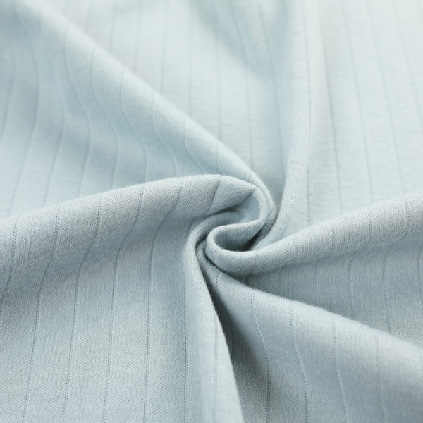 Ženska pidžama s gumbima i dvodijelnim džepom