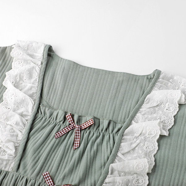 Moderna ženska spavaćica s četvrtastim izrezom i čipkom