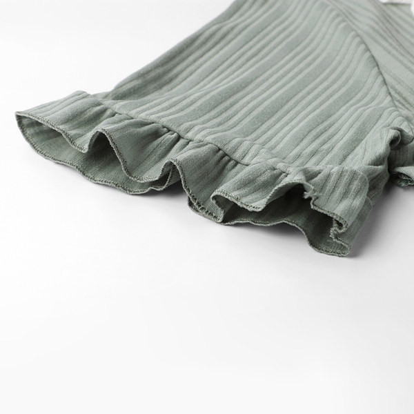 Moderna ženska spavaćica s četvrtastim izrezom i čipkom