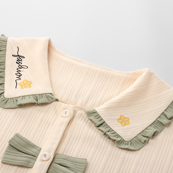 Moderna ženska dvodijelna pidžama s gumbima