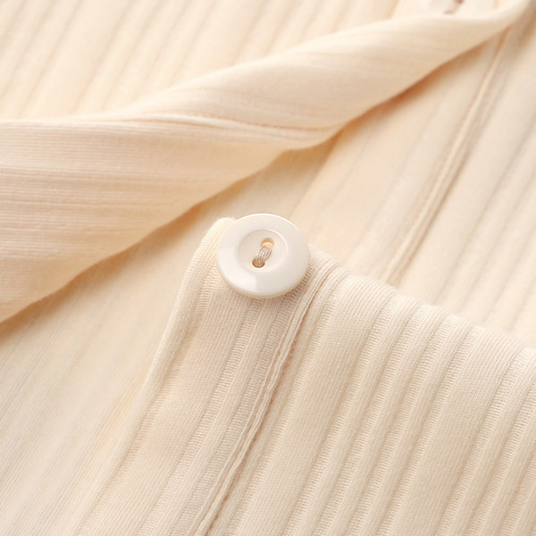 Moderna ženska dvodijelna pidžama s gumbima