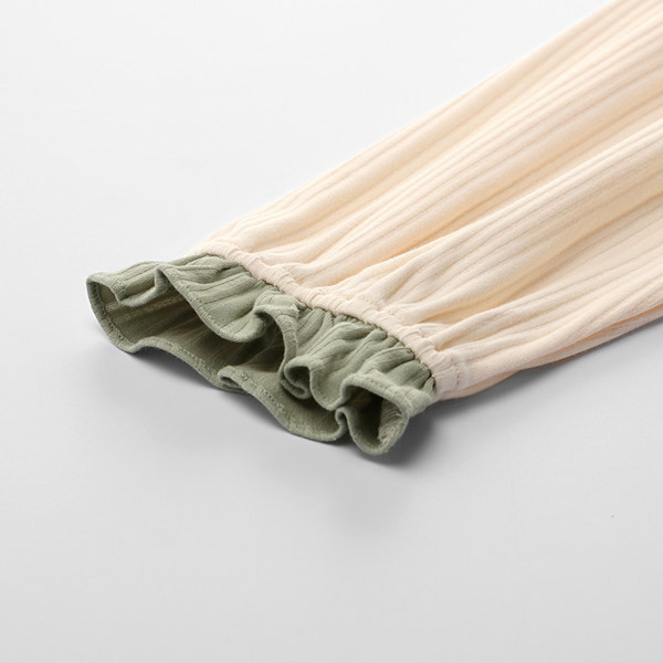 Moderna ženska dvodijelna pidžama s gumbima