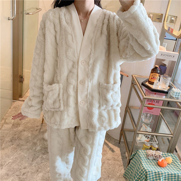 Ženska zimska pidžama s gumbima i džepovima