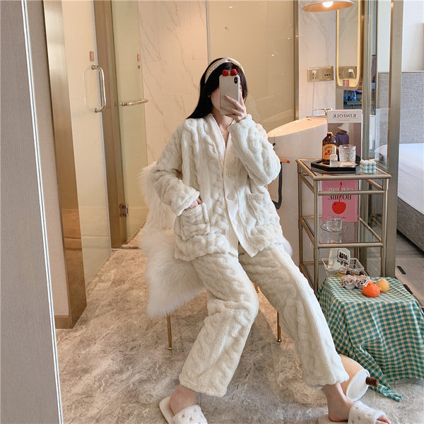 Ženska zimska pidžama s gumbima i džepovima