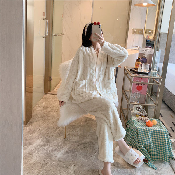 Ženska zimska pidžama s gumbima i džepovima