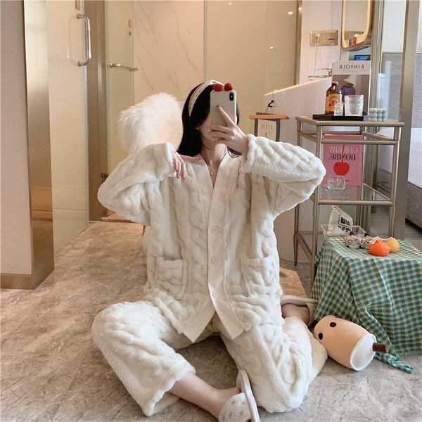 Ženska zimska pidžama s gumbima i džepovima