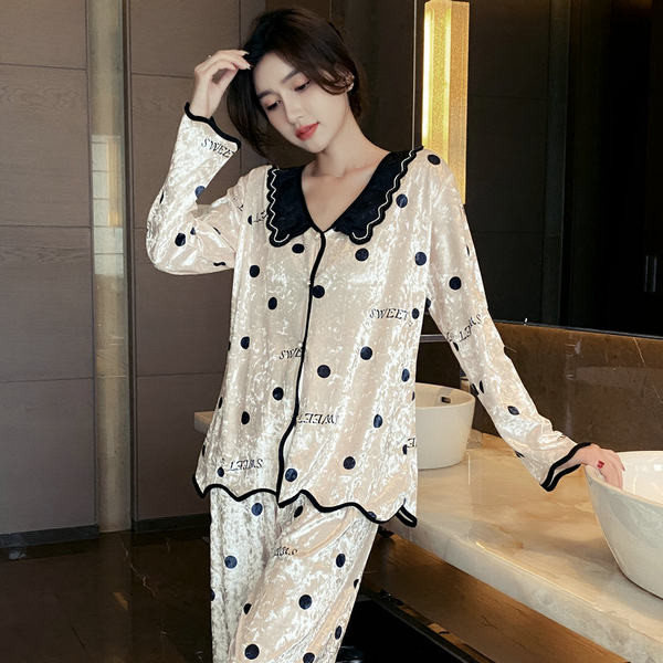 Novi model ženske pidžame iz dva dijela sa špic izrezom i natpisom