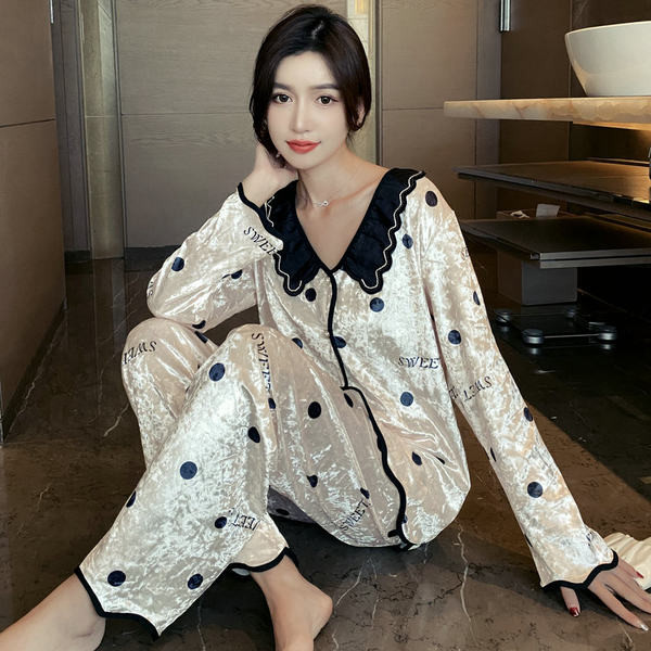 Novi model ženske pidžame iz dva dijela sa špic izrezom i natpisom