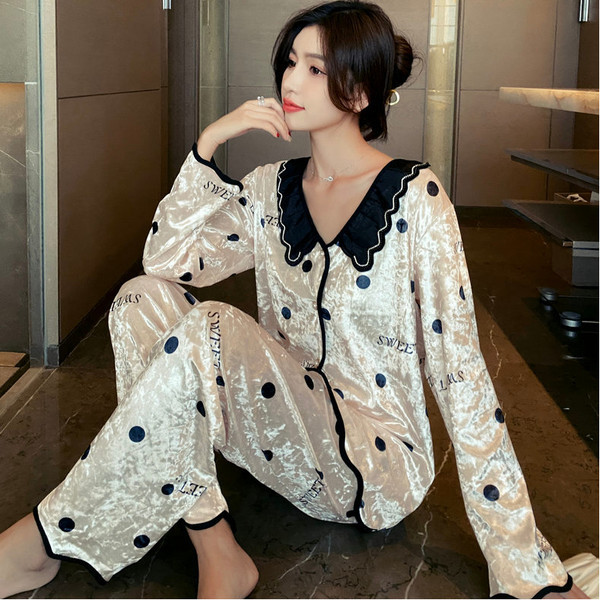 Novi model ženske pidžame iz dva dijela sa špic izrezom i natpisom