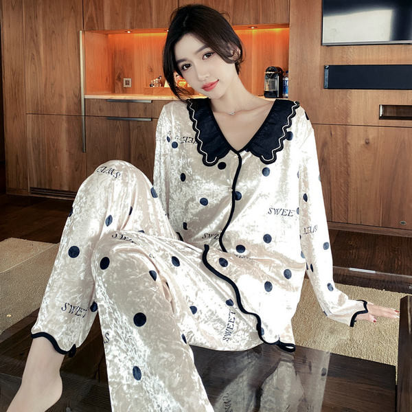 Novi model ženske pidžame iz dva dijela sa špic izrezom i natpisom