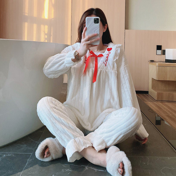 Plišana zimska pidžama iz dva dijela sa vezom