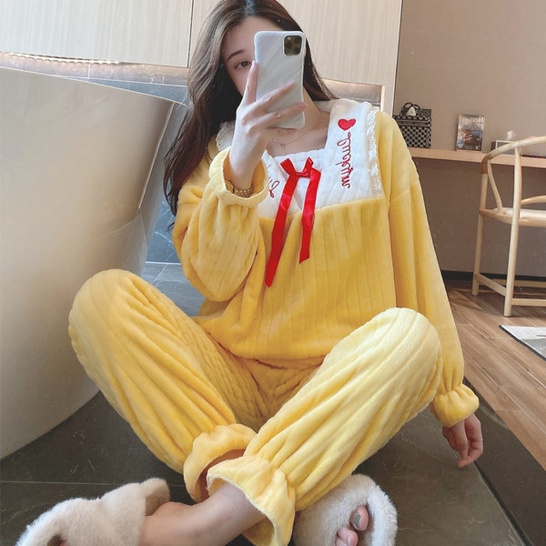 Plišana zimska pidžama iz dva dijela sa vezom